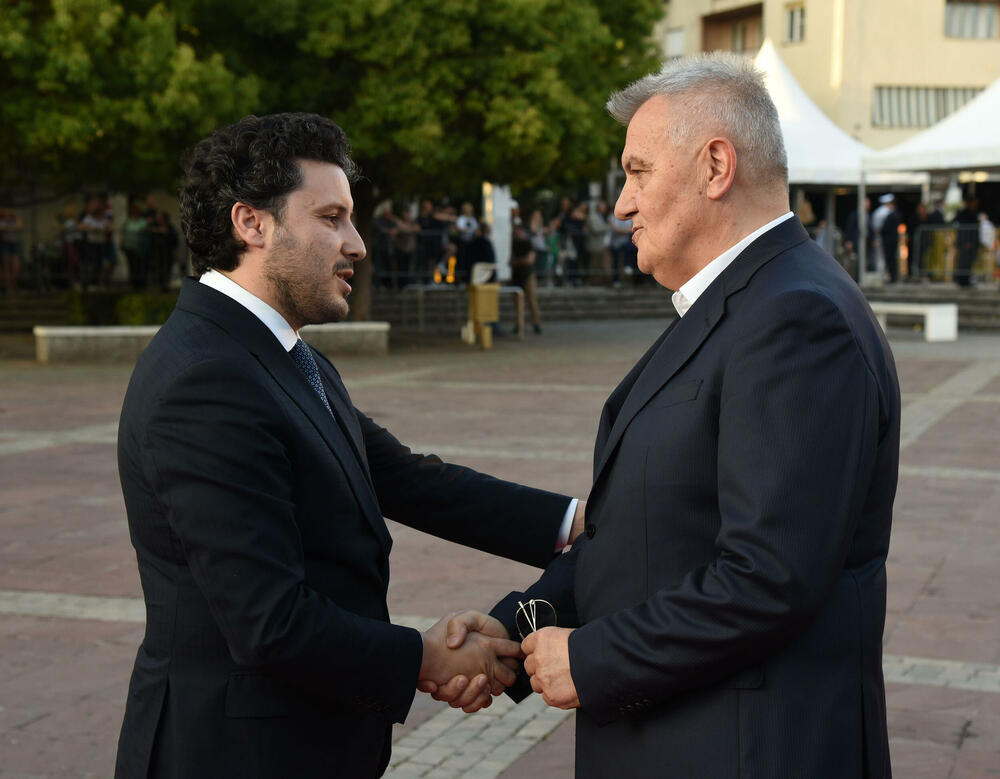 <p>Crna Gora je konačno ujedinjena i potrebno je fokusirati se na njen razvoj, poručio je premijer Dritan Abazović na ceremoniji</p>