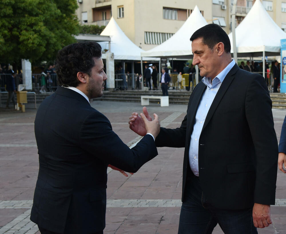 <p>Crna Gora je konačno ujedinjena i potrebno je fokusirati se na njen razvoj, poručio je premijer Dritan Abazović na ceremoniji</p>