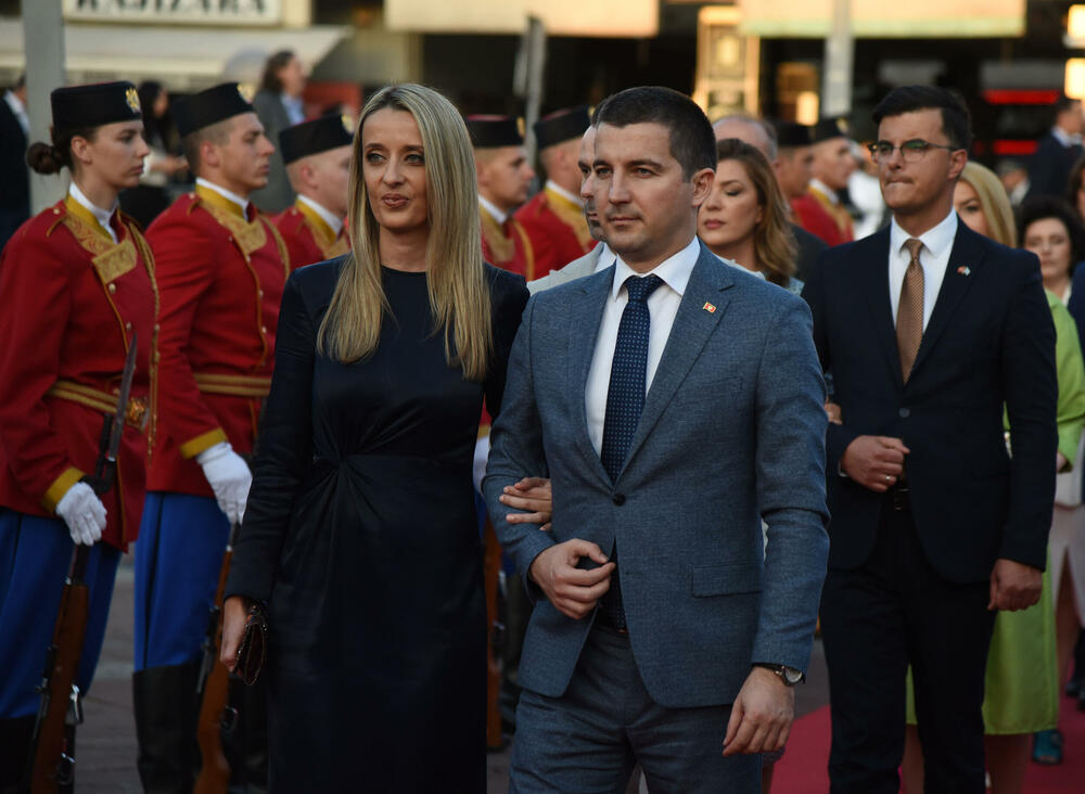 <p>Crna Gora je konačno ujedinjena i potrebno je fokusirati se na njen razvoj, poručio je premijer Dritan Abazović na ceremoniji</p>