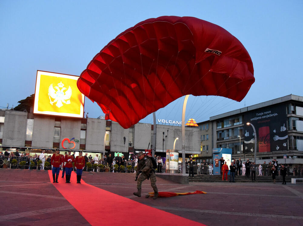 <p>Crna Gora je konačno ujedinjena i potrebno je fokusirati se na njen razvoj, poručio je premijer Dritan Abazović na ceremoniji</p>