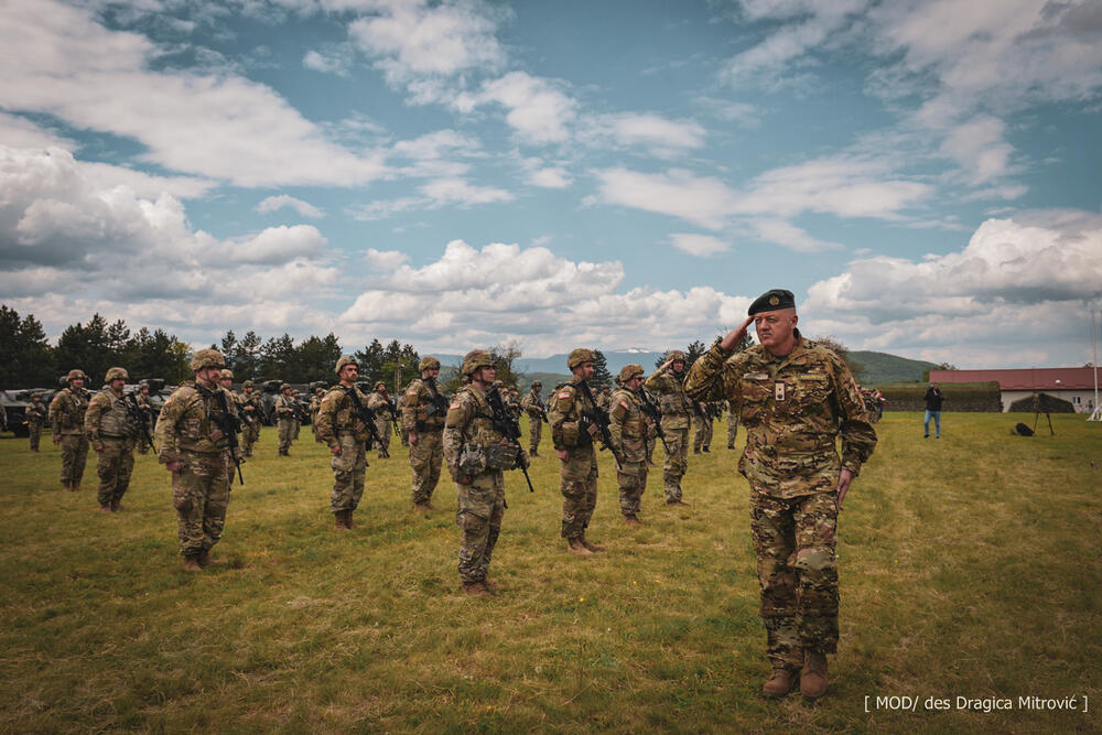 <p>Načelnik Generalštaba VCG Zoran Lazarević, na otvaranju vježbe, kazao je da VCG, uz NATO saveznike, nastavlja da u kontinuitetu uvježbava kompleksne radnje i da ulaže u razvoj borbenih jedinica kako bi garantovala sigurnost građana i doprinosila odbrambenim kapacitetima Alijanse</p>