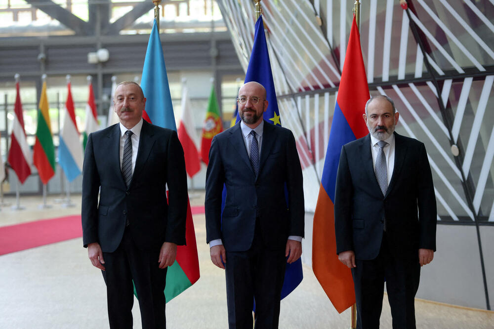 Alijev (lijevo) , Mišel (sredina) i Pašinjan (desno), Foto: Reuters