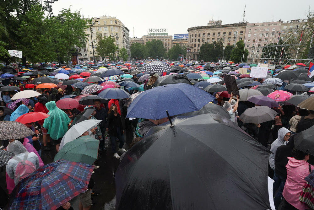 <p>Neki od okupljenih su reporteru agencije Beta rekli da su članovi "Privremene Skupštine naroda dostojnog Srbije" koji je tokom prethodne godine sa više šatora kampovao ispred zgrade parlamenta</p>