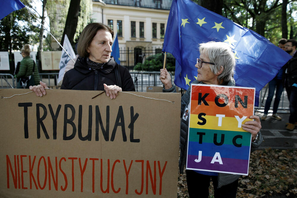 Demonstranti ispred Ustavnog suda Poljske u septembru 2021., Foto: Rojters