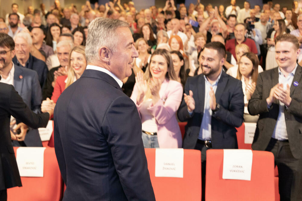 <p>"Vjerujte mi pažljivo biram riječi. Nijesam ja od juče u politici, niti sam krenuo sada u bitku za vlast", rekao je Đukanović</p>