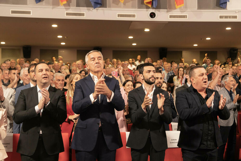 <p>"Vjerujte mi pažljivo biram riječi. Nijesam ja od juče u politici, niti sam krenuo sada u bitku za vlast", rekao je Đukanović</p>