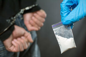 Bar: Jedna osoba uhapšena zbog posjedovanja kokaina, druga će...