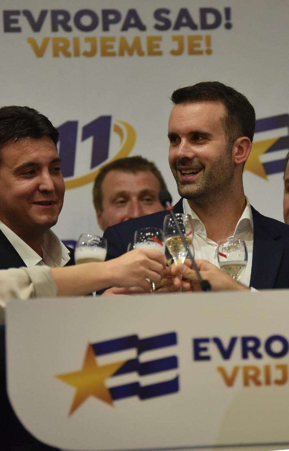 <p>Spajić nije odgovorio na pitanje o mogućoj koaliciji sa listom "Za budućnost Crne Gore" i kako bi EU na to reagovala. Rekao je da je večeras trenutak za slavlje i da je jutro pametnije od večeri</p>