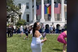 SAD: Trans žena u toplesu ispred predsjedničke rezidencije,...