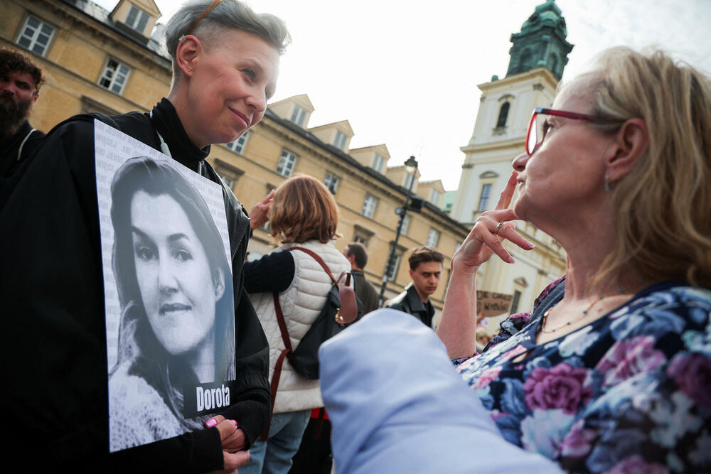 <p>U Varšavi su aktivisti ultrakatoličkih organizacija izašli na svoj protest na trasi šetnje žena i postavili plakate protiv abortusa i glasno se molili</p>