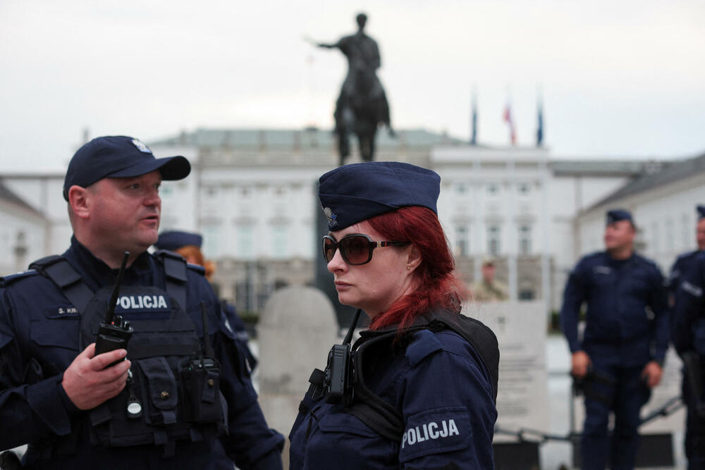 <p>U Varšavi su aktivisti ultrakatoličkih organizacija izašli na svoj protest na trasi šetnje žena i postavili plakate protiv abortusa i glasno se molili</p>