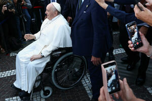 Papa Franjo uspješno operisan, izašao iz bolnice nakon devet dana