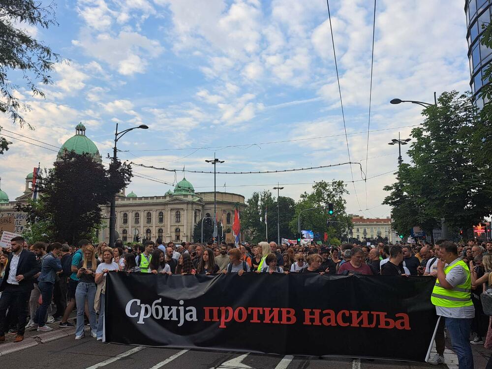 <p>Protesti su počeli poslije dva masovna ubistva, 3. maja u beogradskoj Osnovnoj školi "Vladislav Ribnikar" i 4. maja u selima u okolini Mladenovca i Smedereva, u kojima je ubijeno 18, a povrijeđeno više od 20 osoba</p>