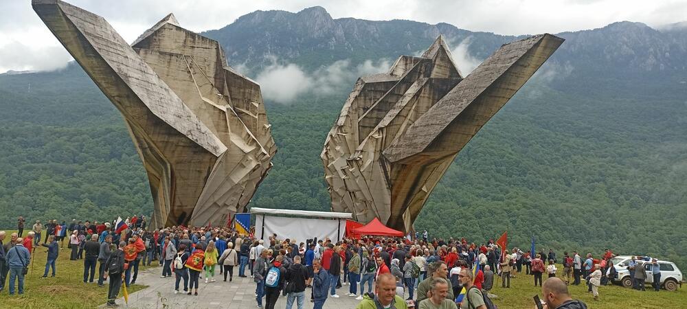 <p>Crna Gora i njene političke elite nijeme po pitanju najkrvavije partizanske bitke tokom Drugog svjetskog rata, u kojem je izvojevana i pobjeda za obnovu državnosti</p>