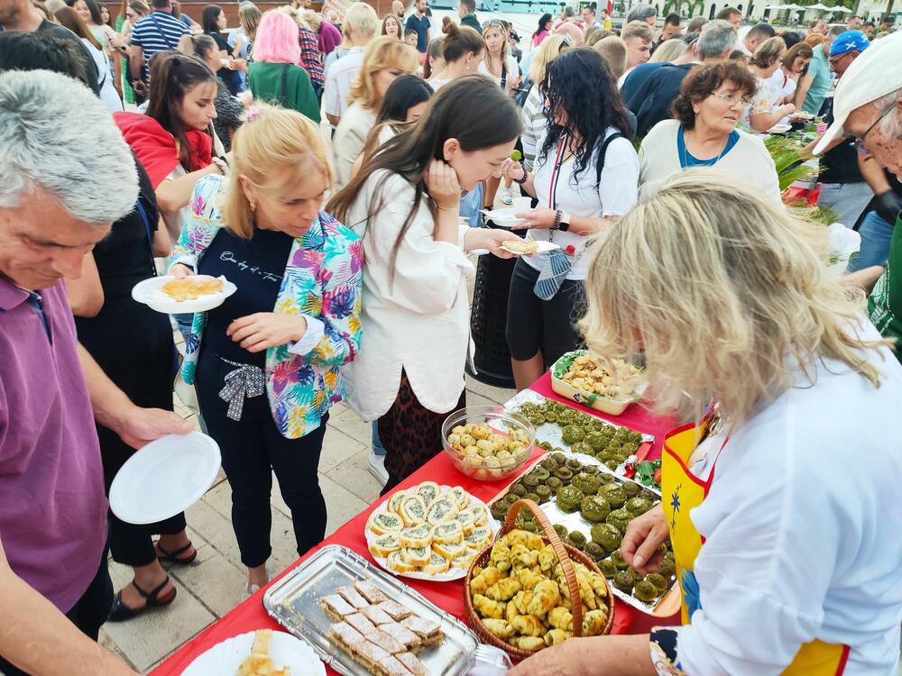 <p>"Žućenica fest" je priredila Organizacija žena Tivta uz podršku Opštine i Turističke organizacije Tivat, te više lokalnih NVO i sportskih klubovA</p>