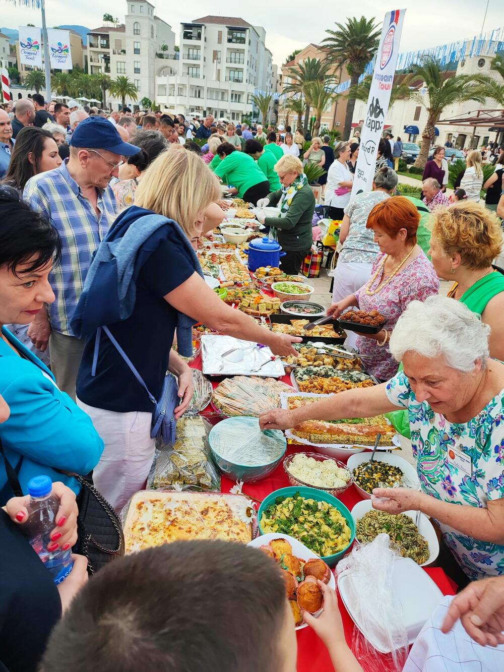 <p>"Žućenica fest" je priredila Organizacija žena Tivta uz podršku Opštine i Turističke organizacije Tivat, te više lokalnih NVO i sportskih klubovA</p>