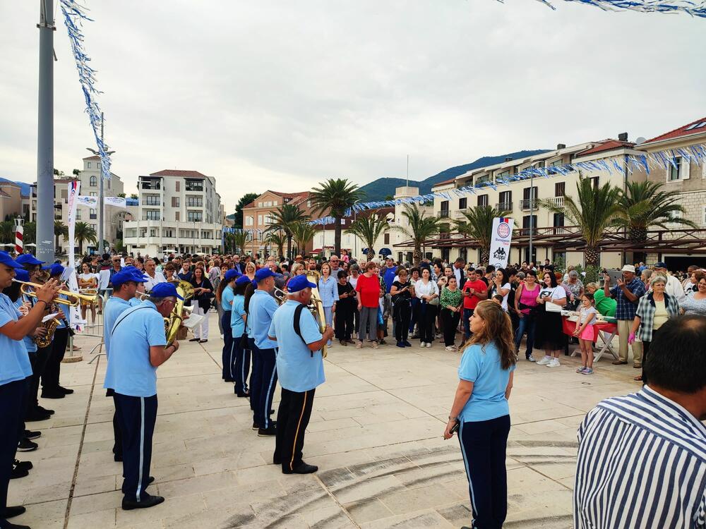 <p>"Žućenica fest" je priredila Organizacija žena Tivta uz podršku Opštine i Turističke organizacije Tivat, te više lokalnih NVO i sportskih klubovA</p>