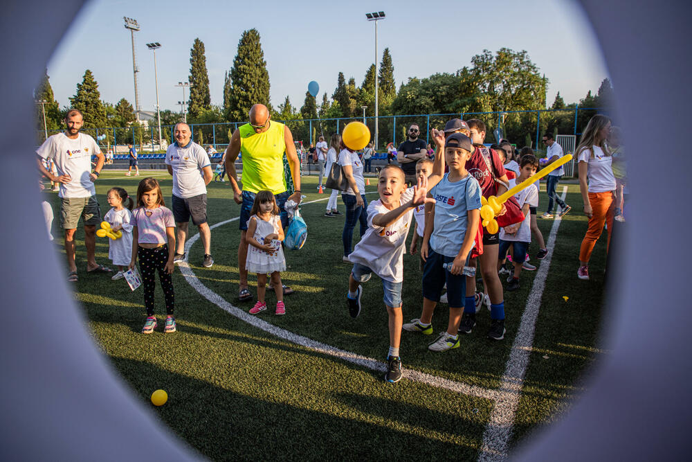 <p>„Lets move“, bio je slogan ovogodišnjeg Međunarodnog olimpijskog dana. Kao Olimpijska mreža Crne Gore, kompanija One i njeni zaposleni sa svojim mališanima pridružili su se proslavi Crnogorskog olimpijskog komiteta na terenima Sportskog centra Morača, dodajući ovoga puta i pokret u realizaciju zajedničke inicijative „Uči, saznaj i pokreni se“.</p>