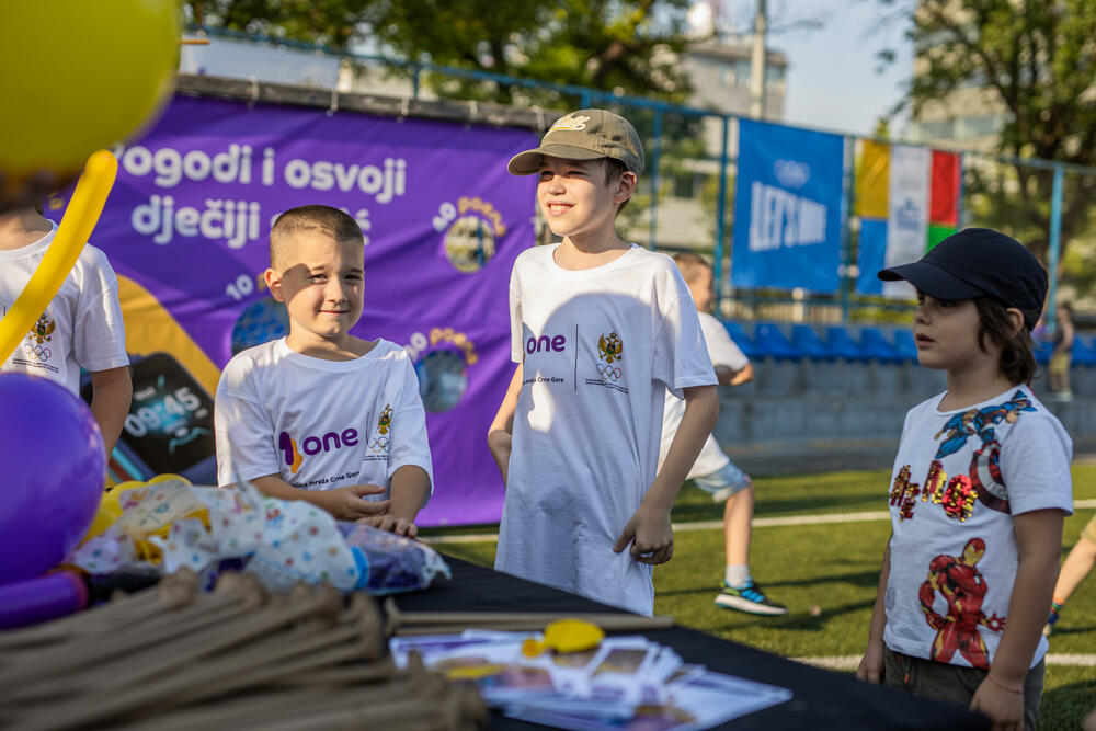 <p>„Lets move“, bio je slogan ovogodišnjeg Međunarodnog olimpijskog dana. Kao Olimpijska mreža Crne Gore, kompanija One i njeni zaposleni sa svojim mališanima pridružili su se proslavi Crnogorskog olimpijskog komiteta na terenima Sportskog centra Morača, dodajući ovoga puta i pokret u realizaciju zajedničke inicijative „Uči, saznaj i pokreni se“.</p>