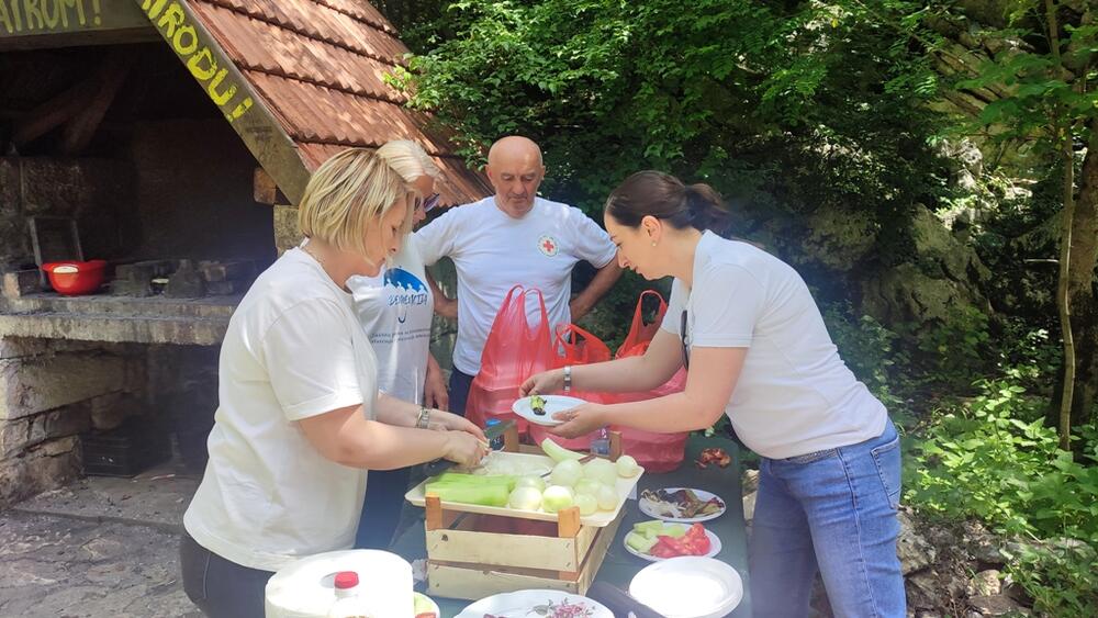 <p>Nikšićki Crveni krst organizovao druženje korisnika Doma za stare i Kluba starijih</p>