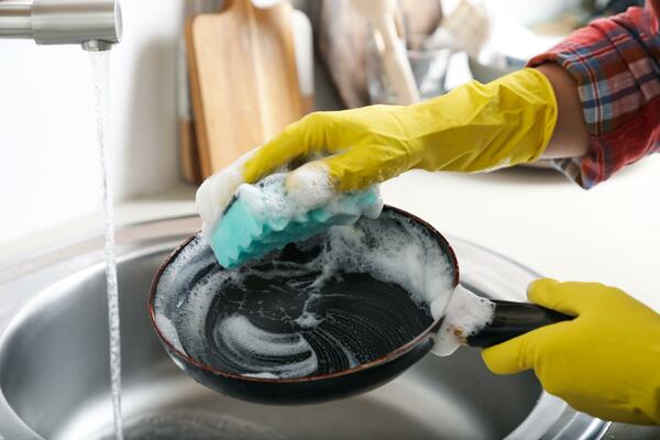 Why you should never wash a hot pan - Reviewed