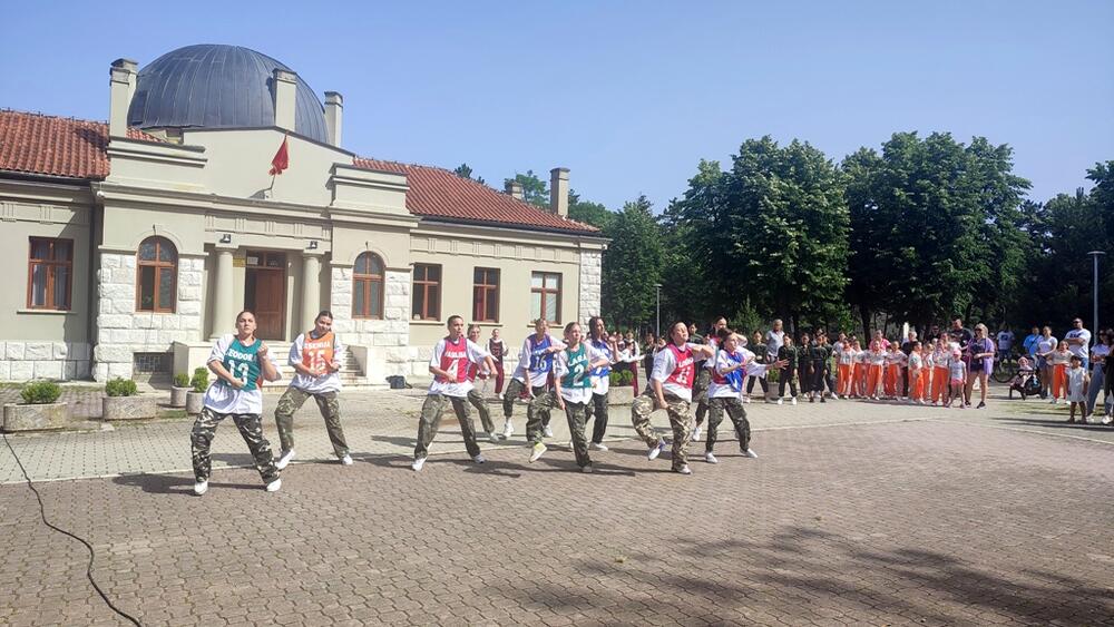 <p>Nikšićani u gradskom parku, uz mnoštvo sportskih aktivnosti, uživali u Danu olimpizma </p>