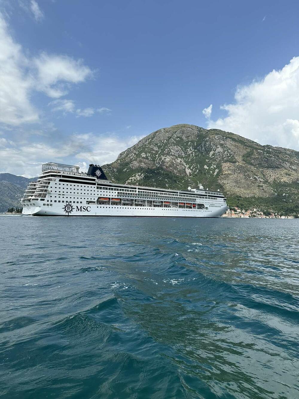 <p>U kotorski zaliv danas brod "Sea Dream I", "Seabourn Quest" i kruzer “MSC Armonia”</p>