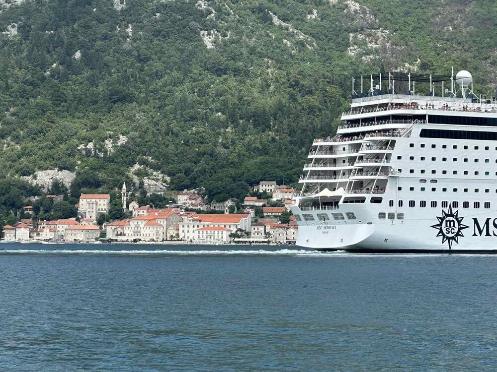 <p>U kotorski zaliv danas brod "Sea Dream I", "Seabourn Quest" i kruzer “MSC Armonia”</p>