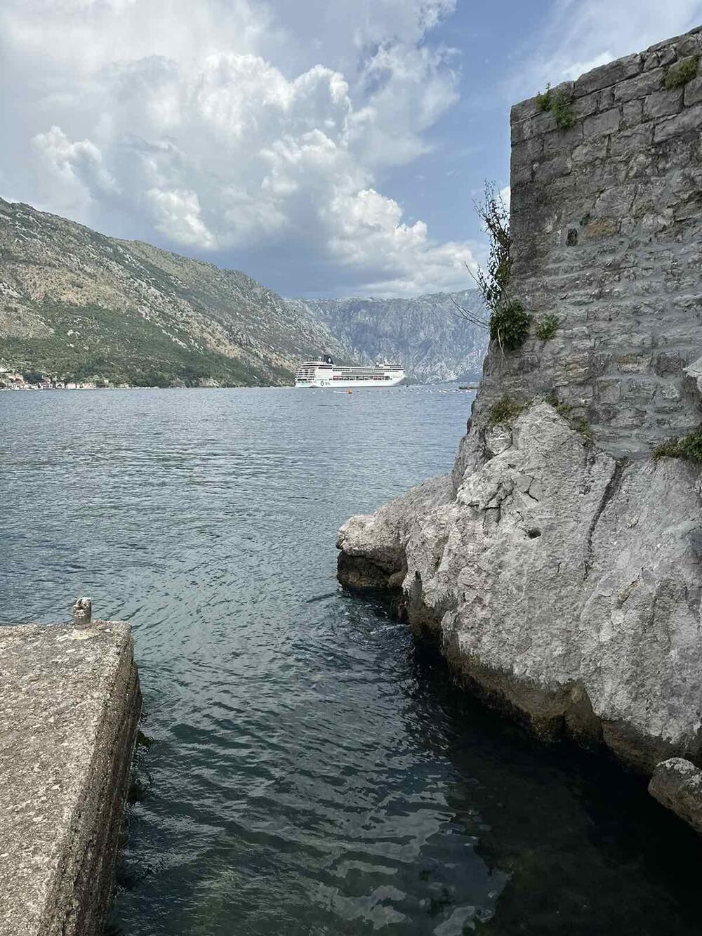 <p>U kotorski zaliv danas brod "Sea Dream I", "Seabourn Quest" i kruzer “MSC Armonia”</p>