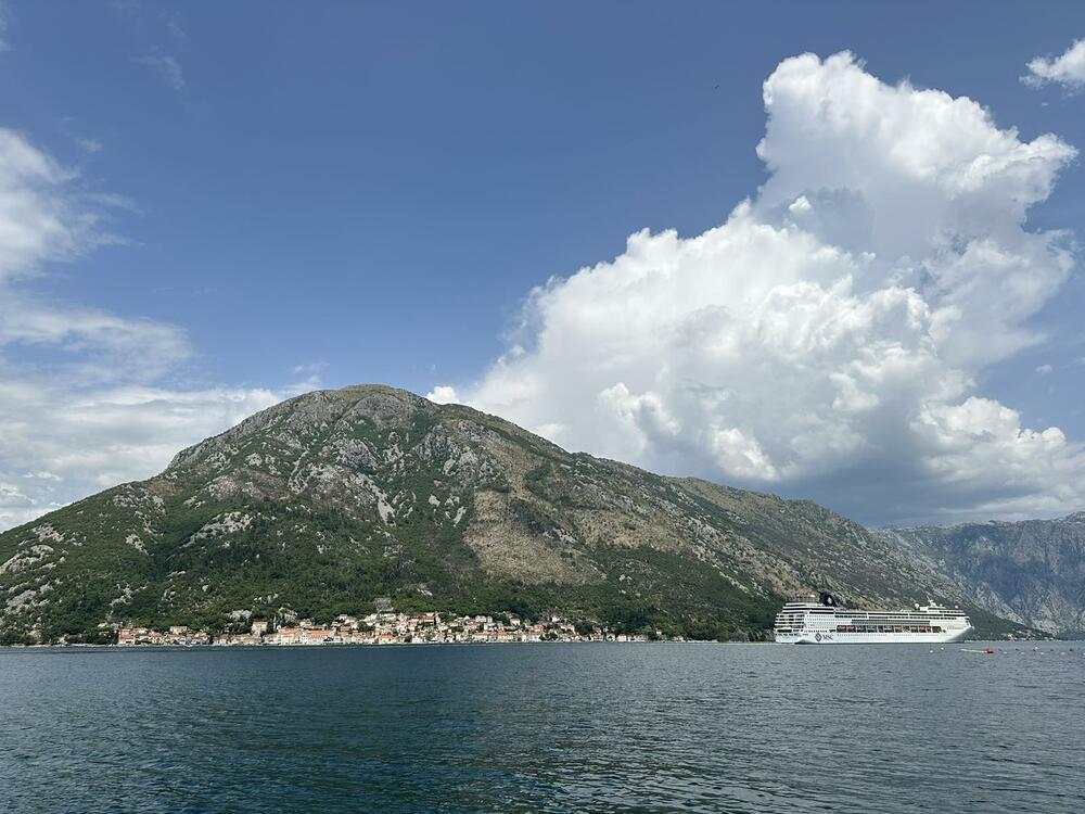 <p>U kotorski zaliv danas brod "Sea Dream I", "Seabourn Quest" i kruzer “MSC Armonia”</p>