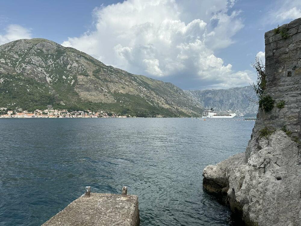 <p>U kotorski zaliv danas brod "Sea Dream I", "Seabourn Quest" i kruzer “MSC Armonia”</p>