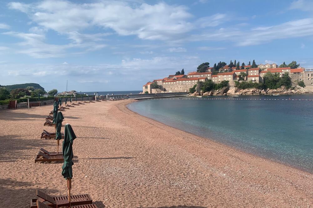 Postavljene ležaljke na plaži: Sveti Stefan, Foto: Vuk Lajovic