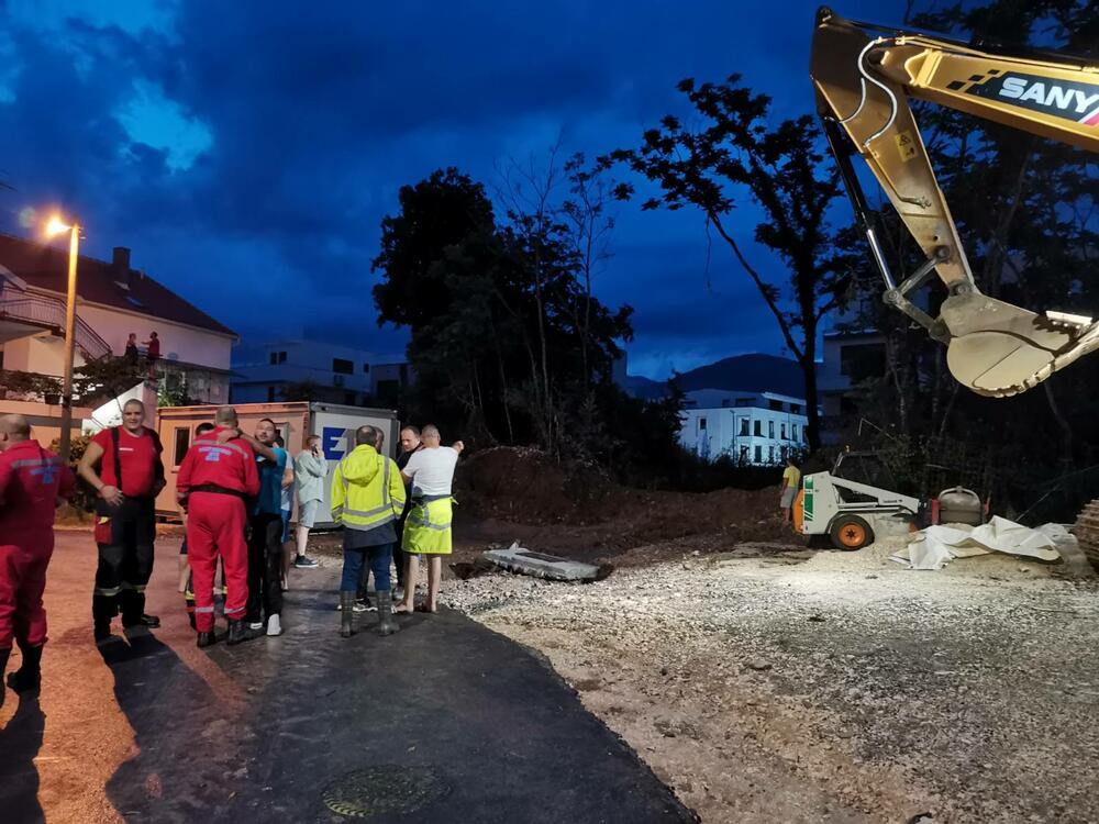 <p>Od 8 do 18 sati na teritoriji opštine Tivat palo je 140 litara kiše po metru kvadratnom.</p>