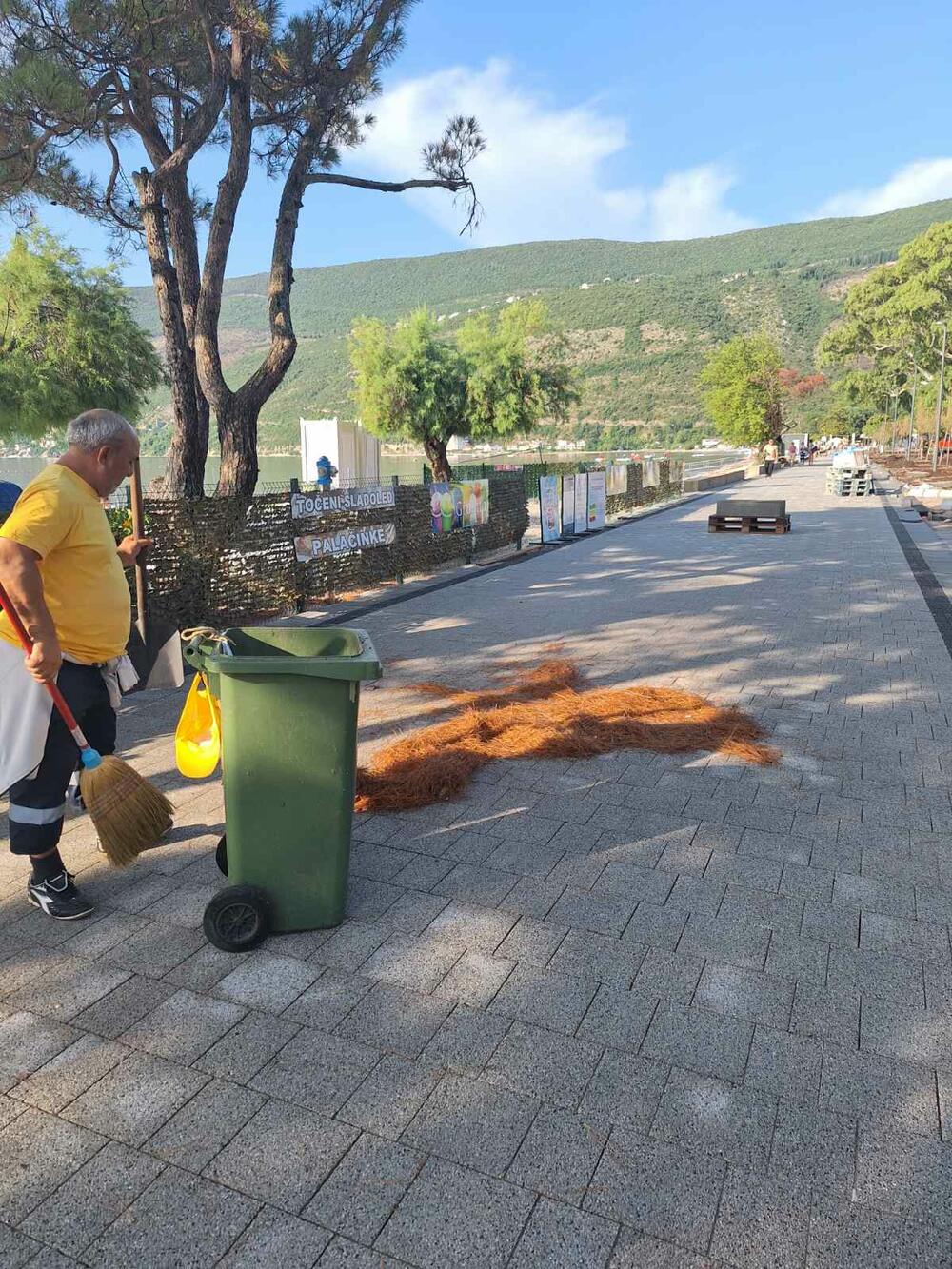 <p>Prema podacima lokalne meteorološke stanice za 24 sata u Herceg Novom palo je 87 litara kiše po metru kvadratnom. Tokom noći 15 litara, a dana 72 litra</p>