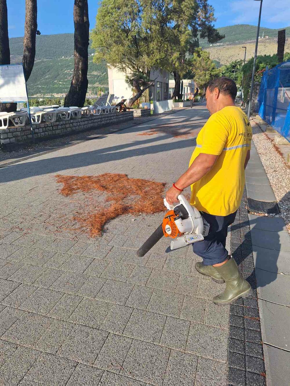 <p>Prema podacima lokalne meteorološke stanice za 24 sata u Herceg Novom palo je 87 litara kiše po metru kvadratnom. Tokom noći 15 litara, a dana 72 litra</p>