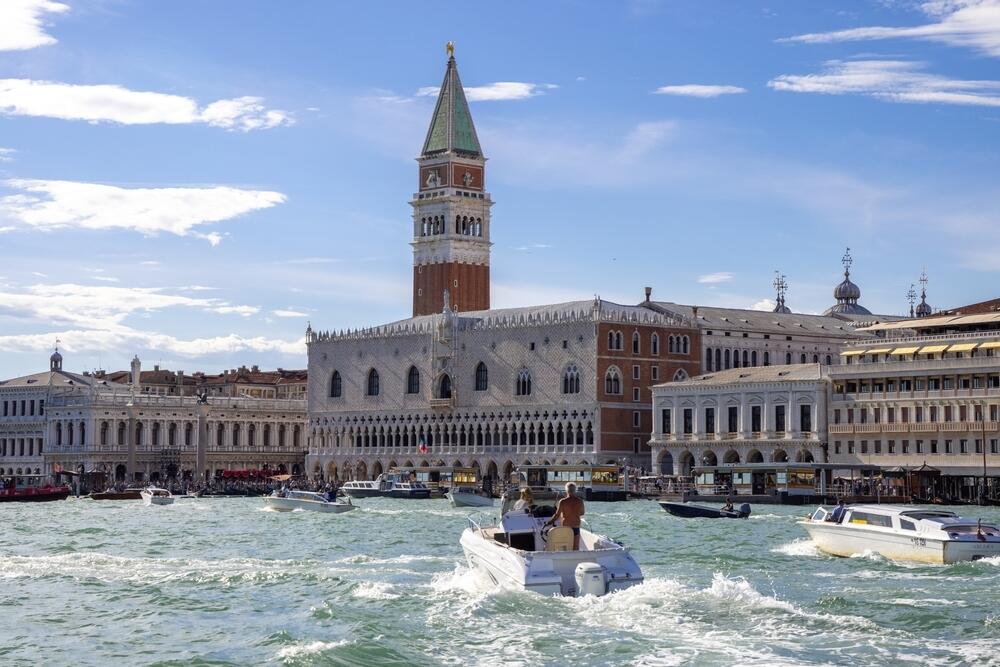 Trka čamaca snimljena na Velikom kanalu u Veneciji, Italija