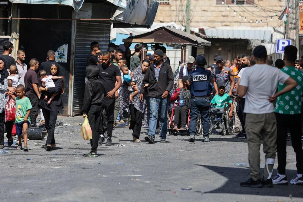 <p>"Tri hiljade od 18 hiljada palestinskih stanovnika kampa u Dženinu je prisiljeno da pobjegne nakon brutalnih napada koje je izraelska okupaciona vojska juče započela na tom području okupirane Zapadne Obale."</p>