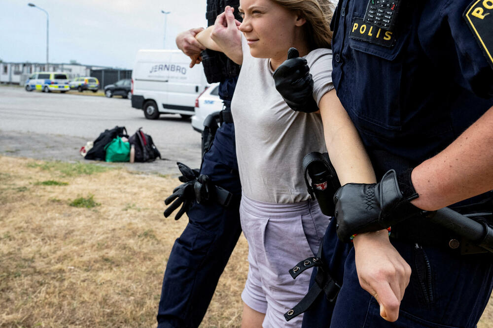 Policija uklonila Gretu Tunberg i demostrante koji su blokirali naftne tankere u Malmeu, Foto: REUTERS