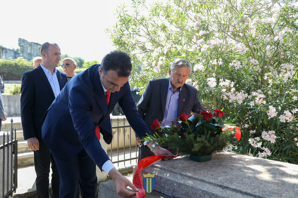 <p>"Bar već sedamdeset devetu godinu zaredom odaje poštovanje herojskoj žrtvi omladine, kao simbola antifašističke tradicije i borbe za slobodu", saopšteno je iz Opštine</p>