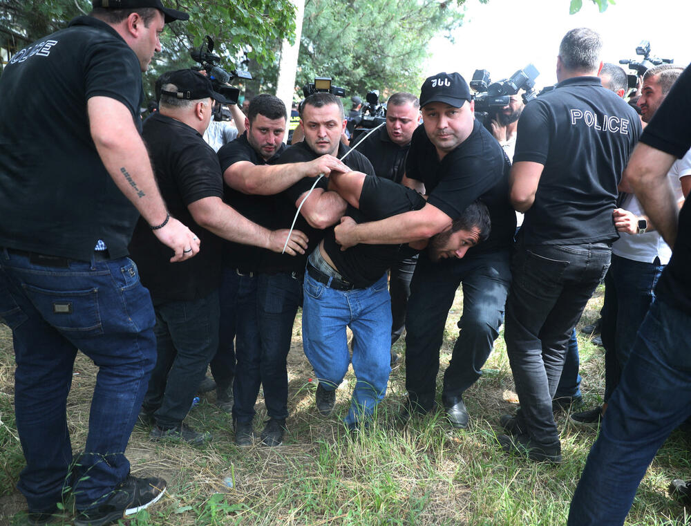 <p>Organizatori Nedjelje ponosa u Tbilisiju optužili su vladu za saučesništvo sa nasilnim grupama protiv zajednice LGBTQ. Međutim, Ministarstvo unutrašnjih poslova je saopštilo da su demonstranti krajnje desnice "uspjeli da zaobiđu policijske kordone i stignu do mjesta događaja".</p>