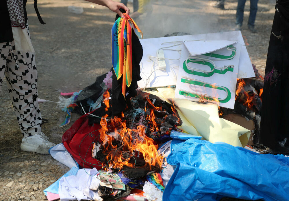 <p>Organizatori Nedjelje ponosa u Tbilisiju optužili su vladu za saučesništvo sa nasilnim grupama protiv zajednice LGBTQ. Međutim, Ministarstvo unutrašnjih poslova je saopštilo da su demonstranti krajnje desnice "uspjeli da zaobiđu policijske kordone i stignu do mjesta događaja".</p>