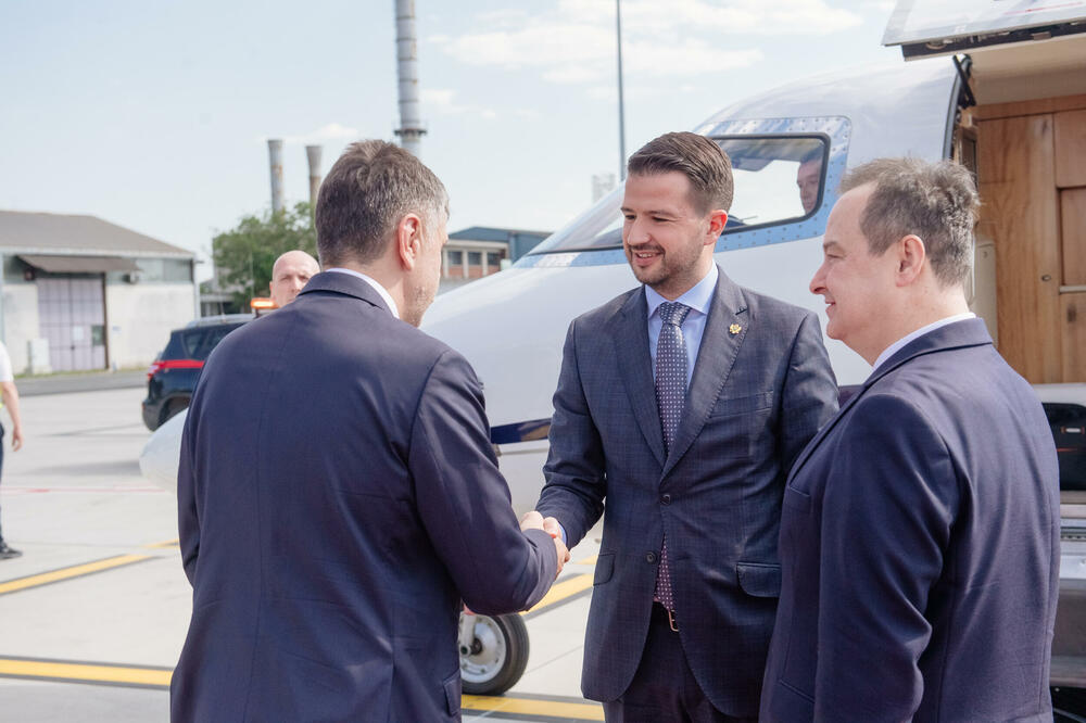 <p>"Predviđeno je da Predsjednik Crne Gore u okviru posjete položi vijenac na Spomenik neznanom junaku na Avali uz vojne počasti, kao i da položi cvijeće ispred Osnovne škole "Vladislav Ribnikar"</p>