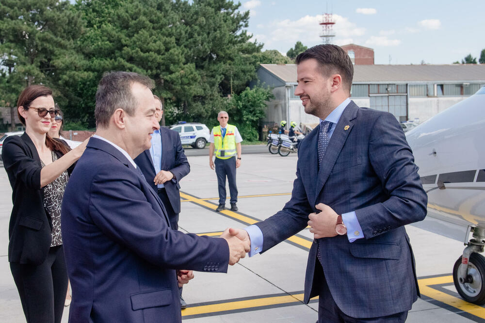 <p>"Predviđeno je da Predsjednik Crne Gore u okviru posjete položi vijenac na Spomenik neznanom junaku na Avali uz vojne počasti, kao i da položi cvijeće ispred Osnovne škole "Vladislav Ribnikar"</p>