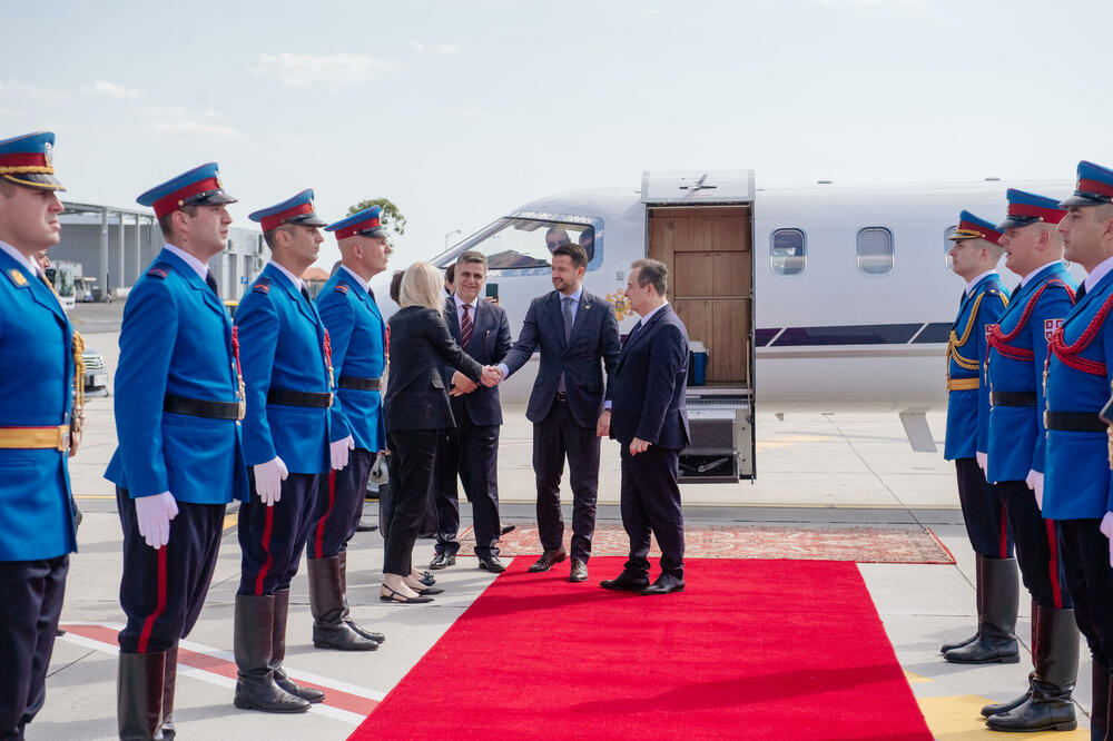 <p>"Predviđeno je da Predsjednik Crne Gore u okviru posjete položi vijenac na Spomenik neznanom junaku na Avali uz vojne počasti, kao i da položi cvijeće ispred Osnovne škole "Vladislav Ribnikar"</p>