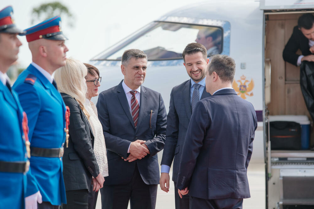 <p>"Predviđeno je da Predsjednik Crne Gore u okviru posjete položi vijenac na Spomenik neznanom junaku na Avali uz vojne počasti, kao i da položi cvijeće ispred Osnovne škole "Vladislav Ribnikar"</p>