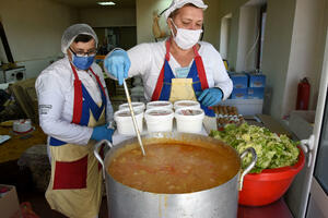 Narodne kuhinje širom Crne Gore pune siromašnih: Ponos pokatkad...