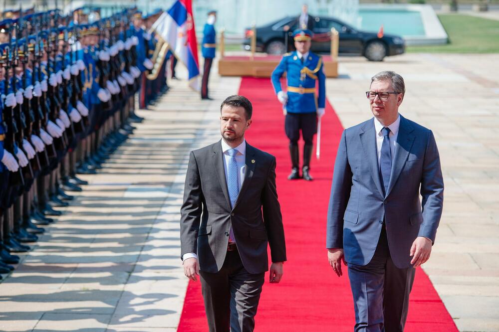 <p>Milatović je dočekan uz najviše vojne i državne počasti ispred Palate Srbije u Beogradu gdje boravi u zvaničnoj dvodnevnoj posjeti</p>