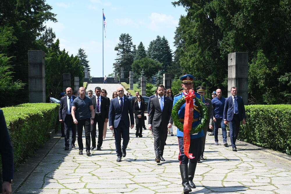 <p>Predsjednik Crne Gore posjetio je Spomenik neznanom junaku na Avali</p>