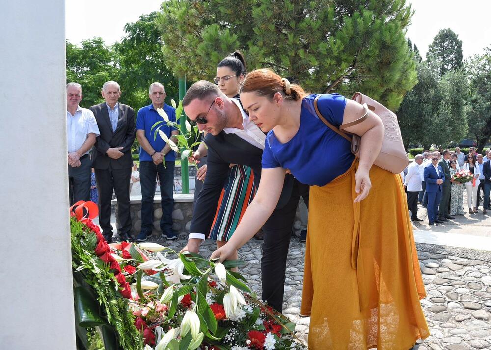 <p>Delegaciju su sačinjavali članica Izvršnog odbora i poslanica DPS-a u Skupštini Crne Gore Zoja Bojanić Lalović i član Predsjedništva i poslanik u Skupštini Crne Gore Nermin Abdić</p>