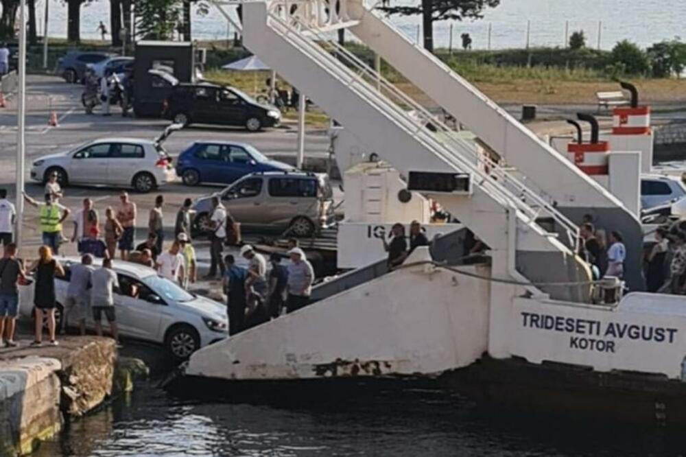 Automobil pokušao da se ukrca na trajekt, Foto: Čitalac Vijesti